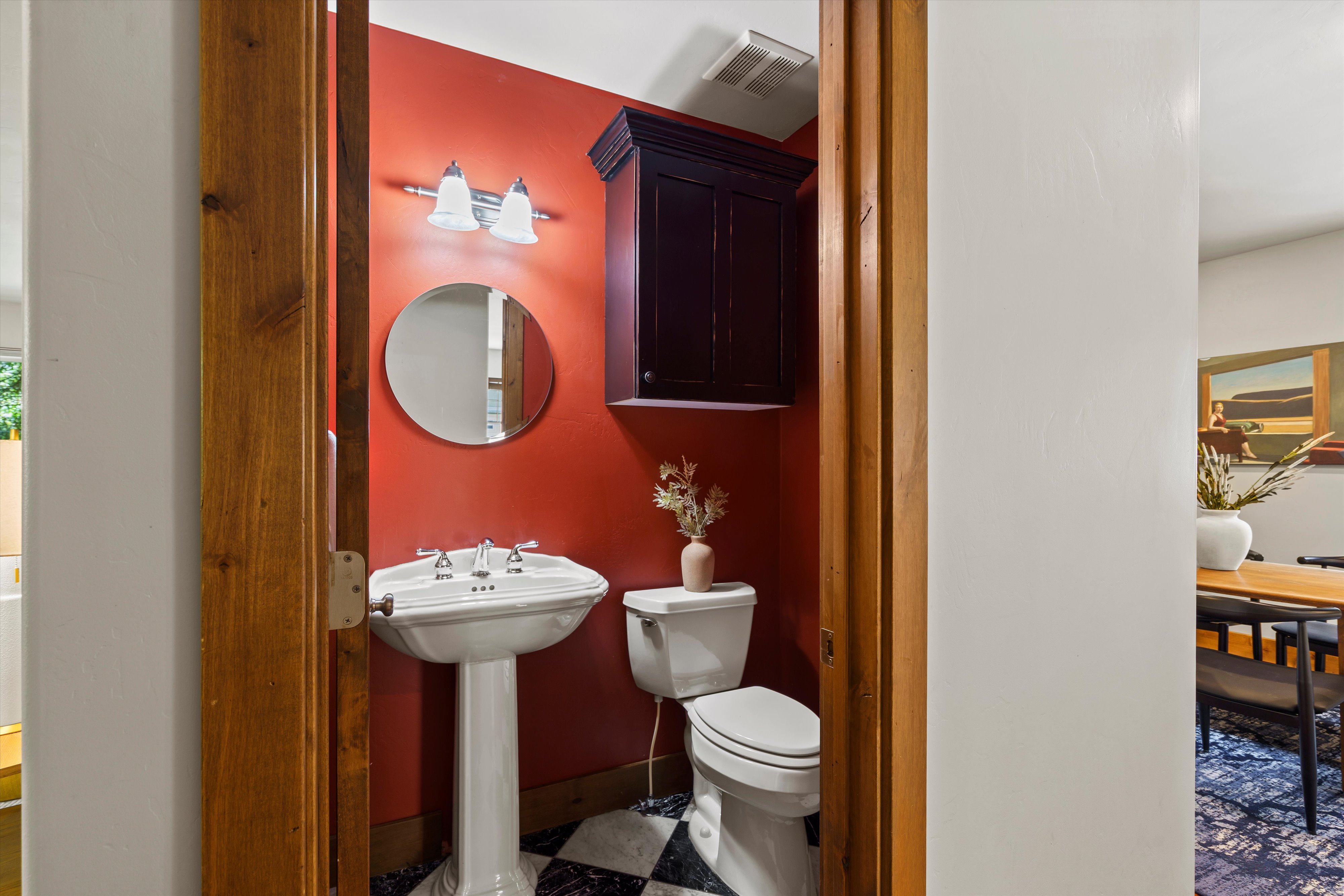Main level 1/2 bath