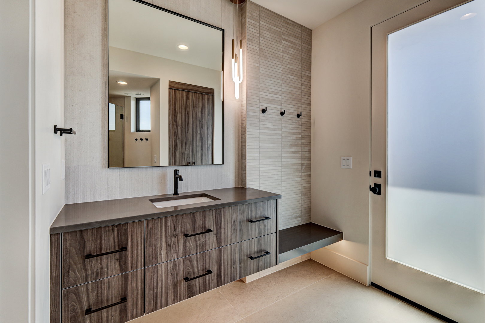 2nd bathroom / pool bath
