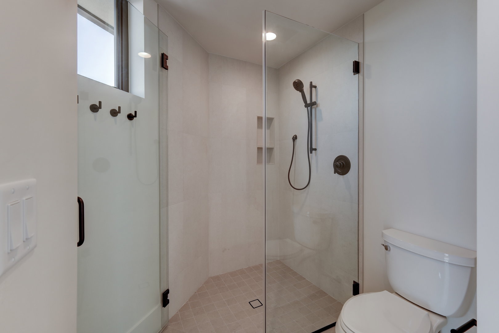2nd bathroom / pool bath