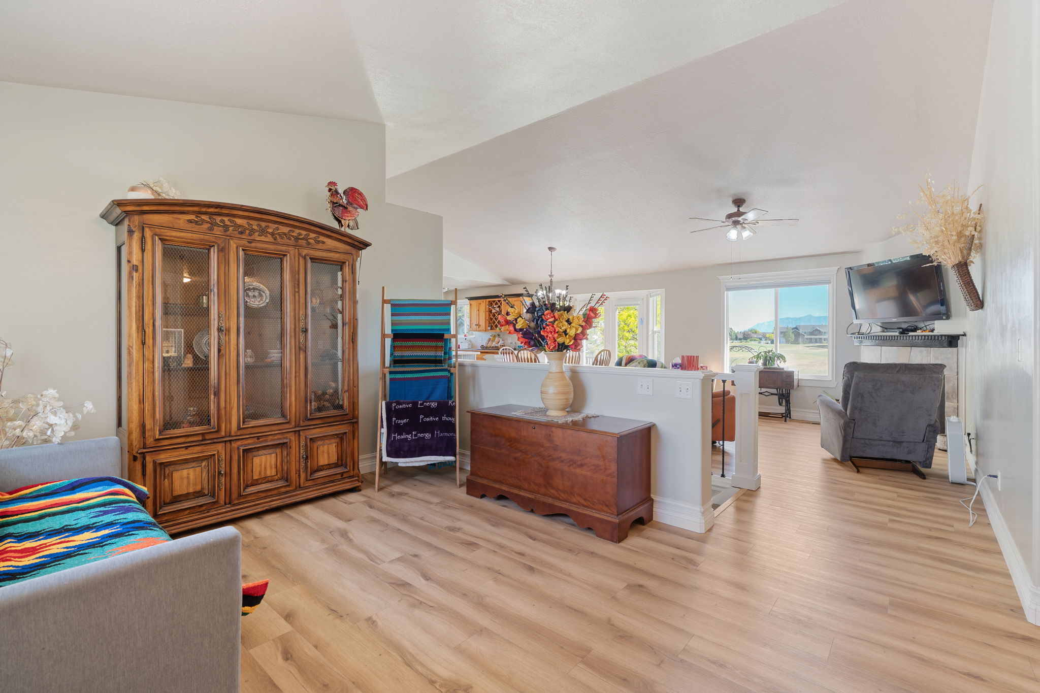 Vaulted ceiling design over wood-finish flooring