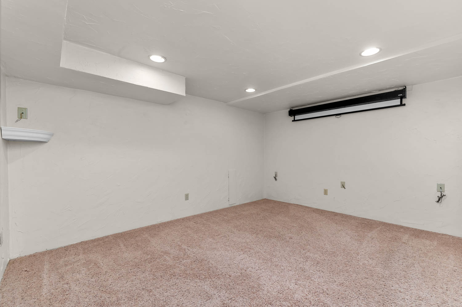 Neutral-toned carpeting enhancing the room's warm aesthetic