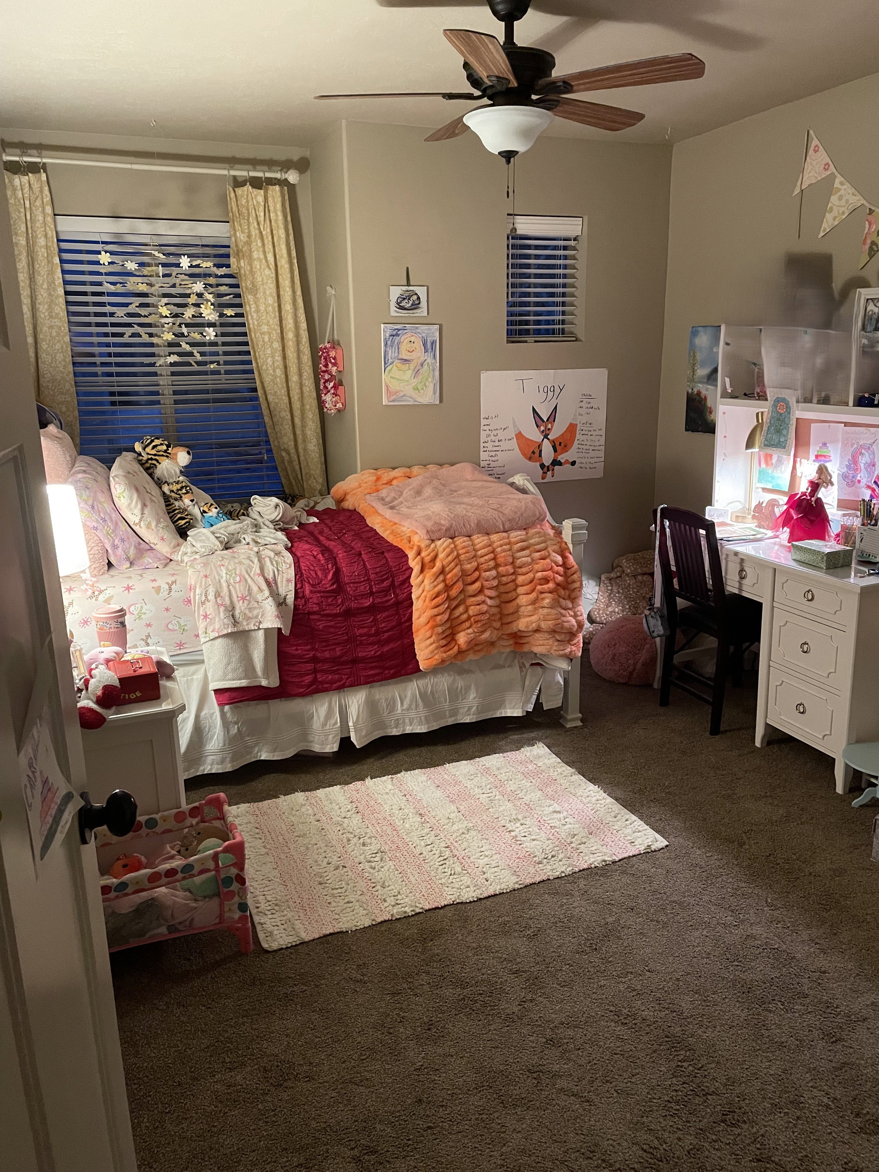Bedroom featuring carpet flooring, a ceiling fan with integrated lighting, and a white window blind