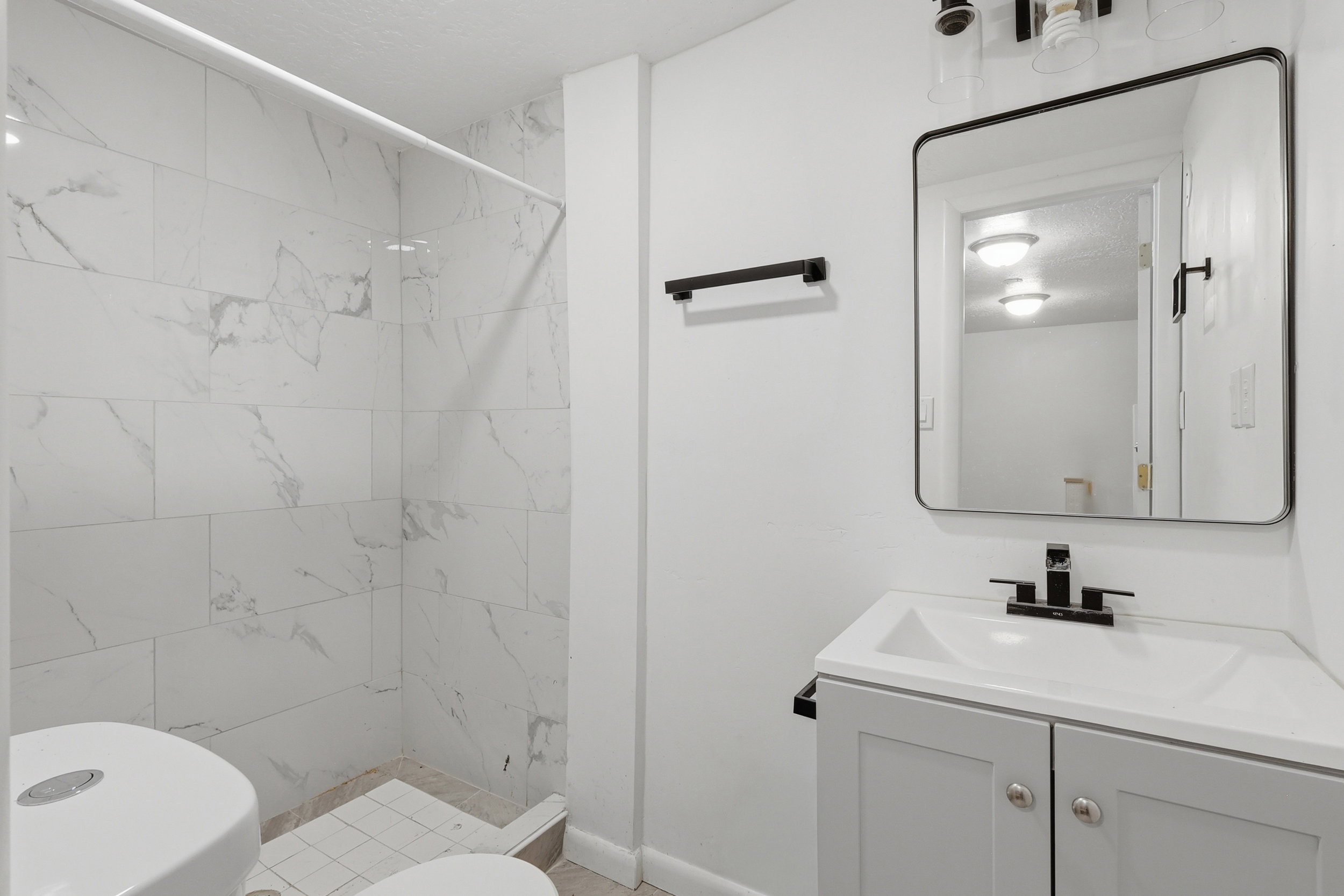 Basement ensuite 3/4 bathroom