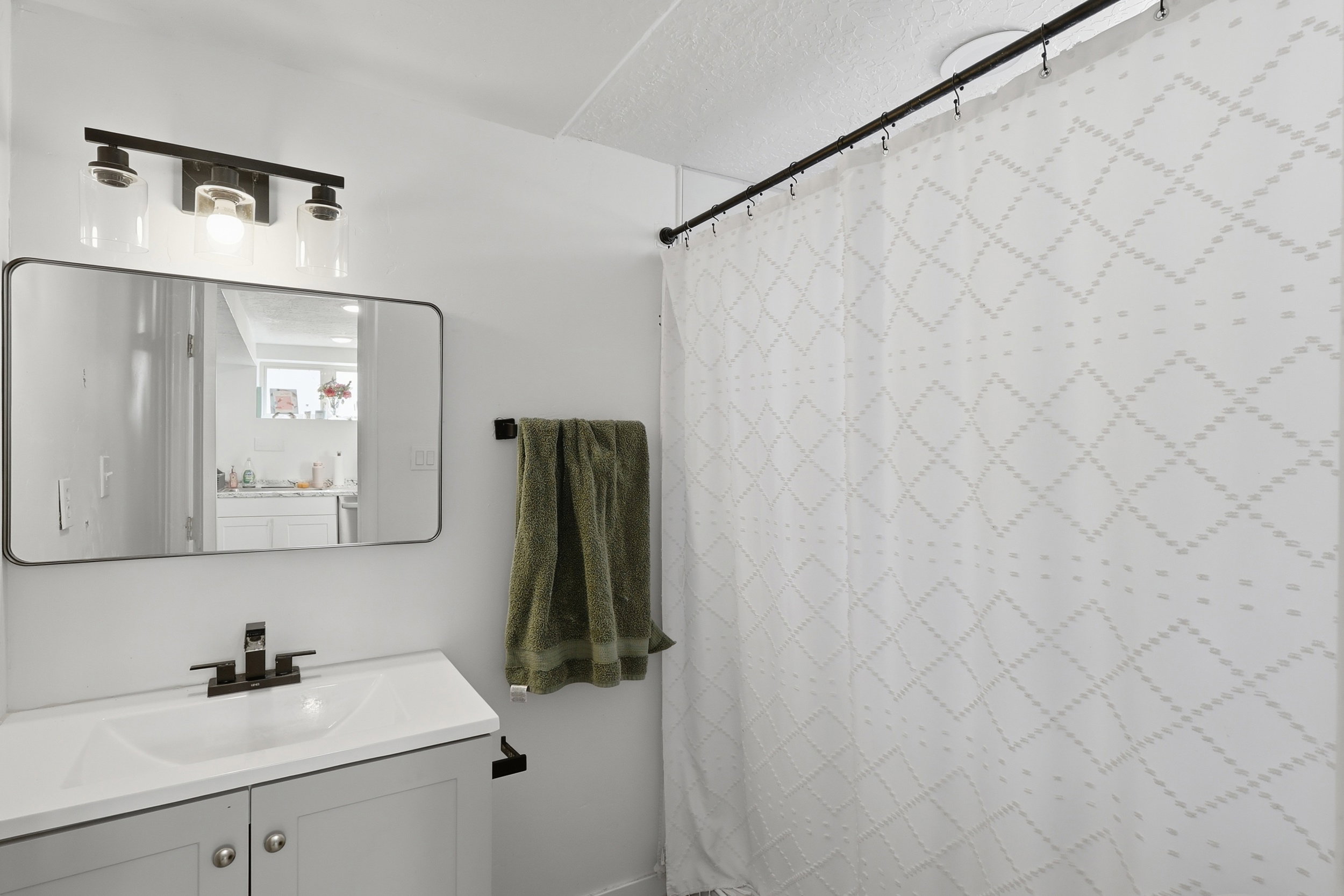 Basement Apartment, Full Bathroom