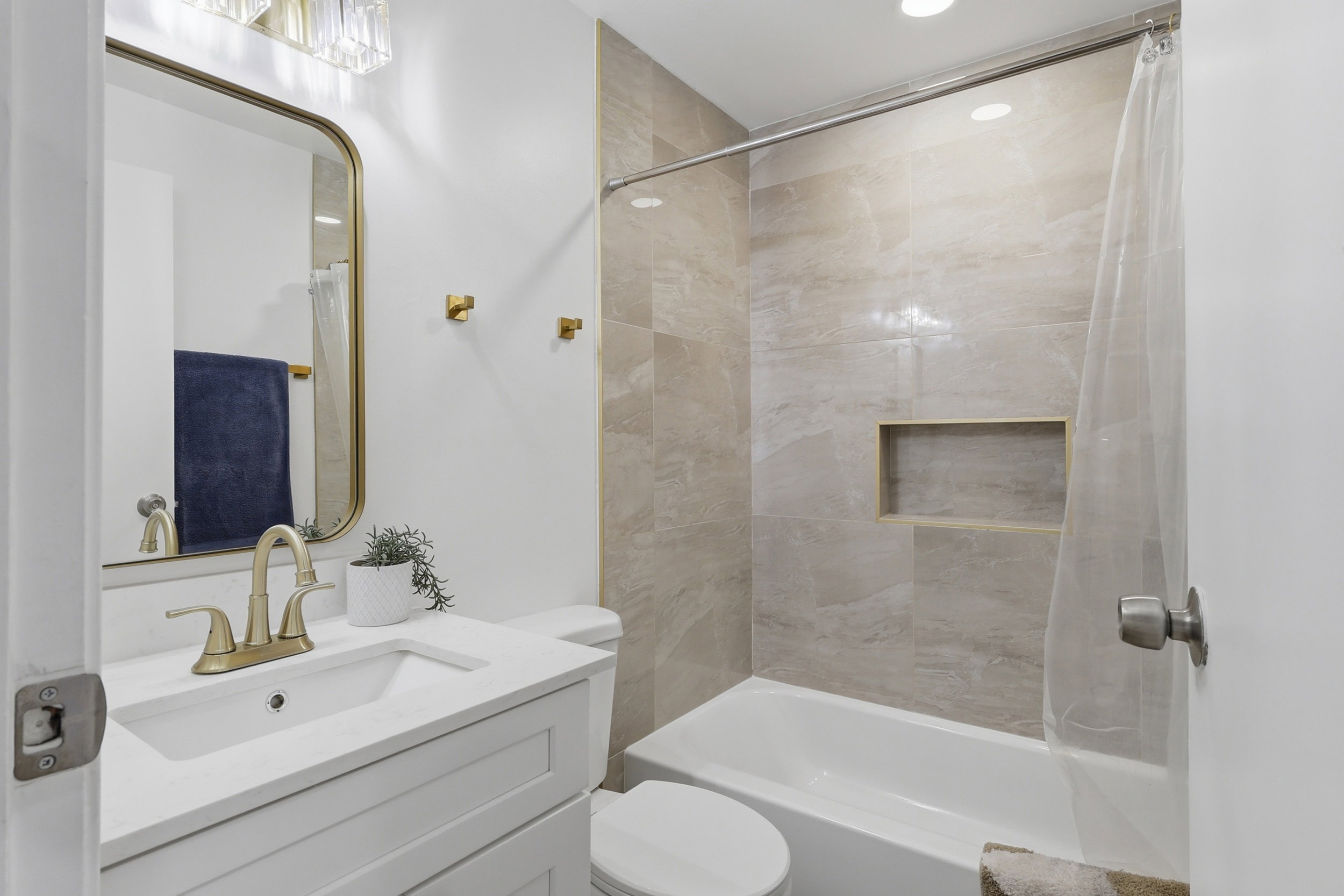 Hall bathroom, 1st floor
