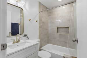 Hall bathroom, 1st floor