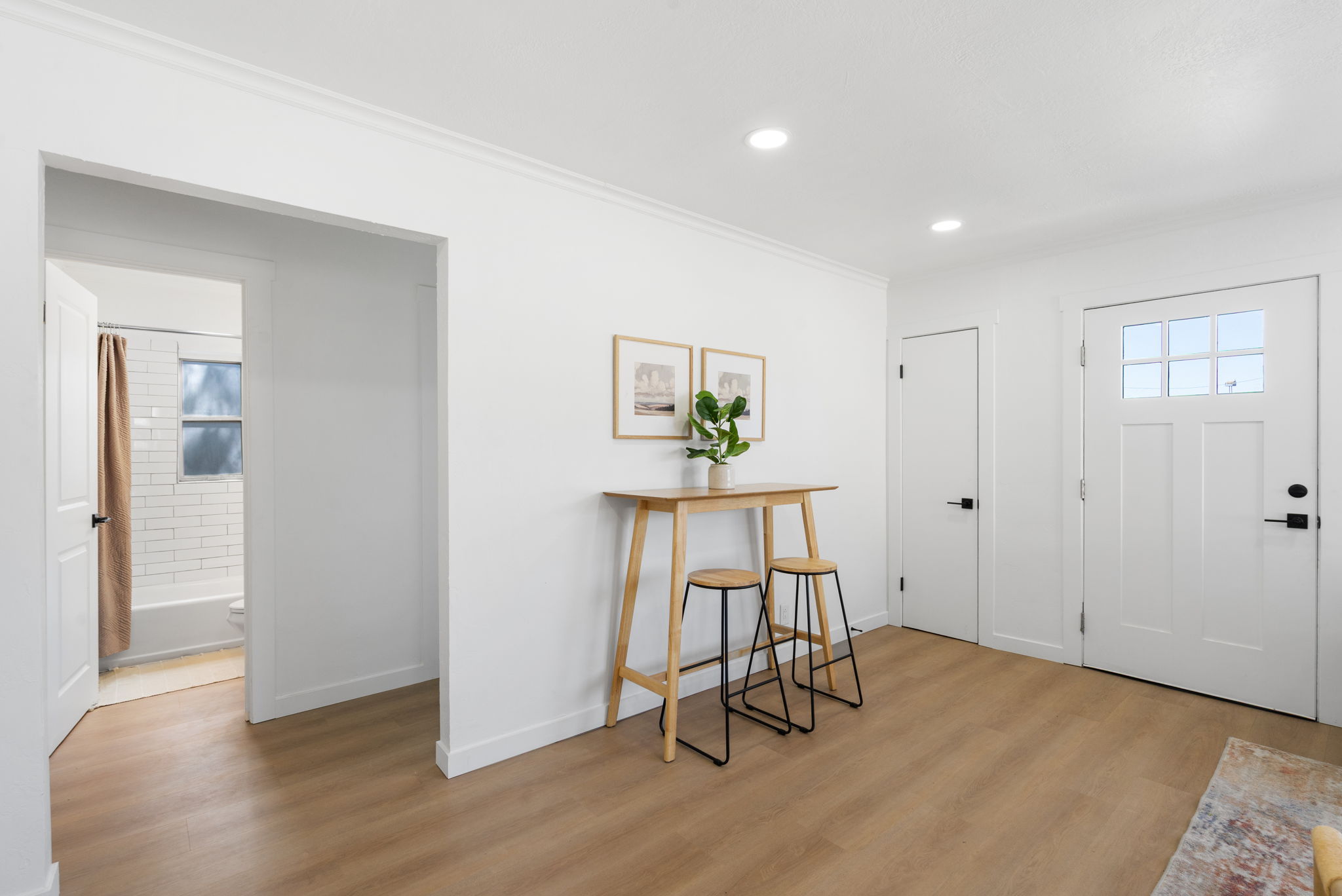 Entryway with wood-finish flooring, recessed lighting, and crown molding