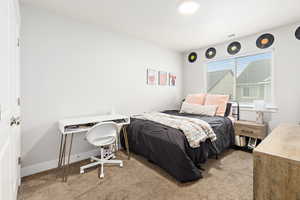 Neutral wall paint with carpet flooring