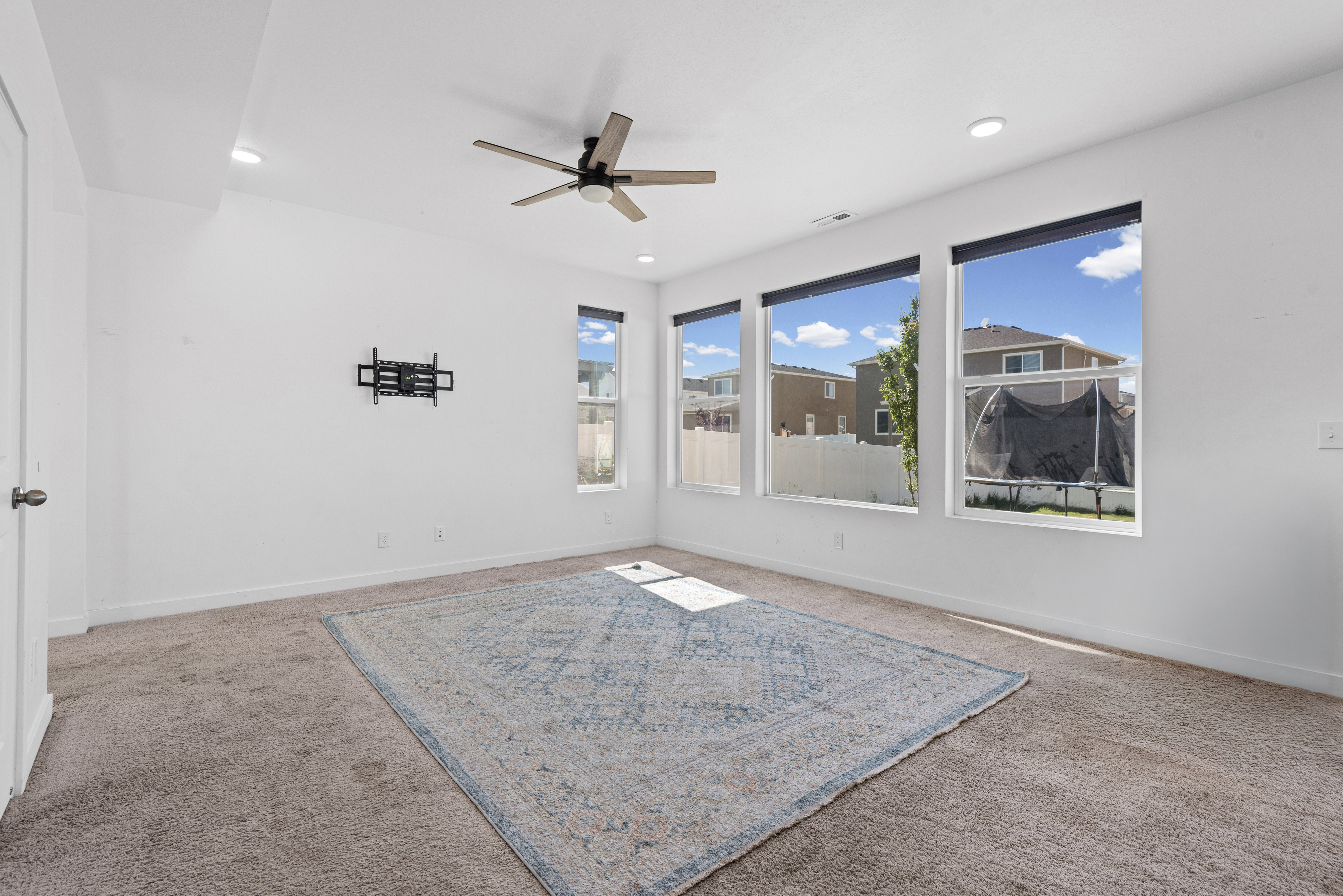 Spacious room featuring neutral carpeting and white wall finishes