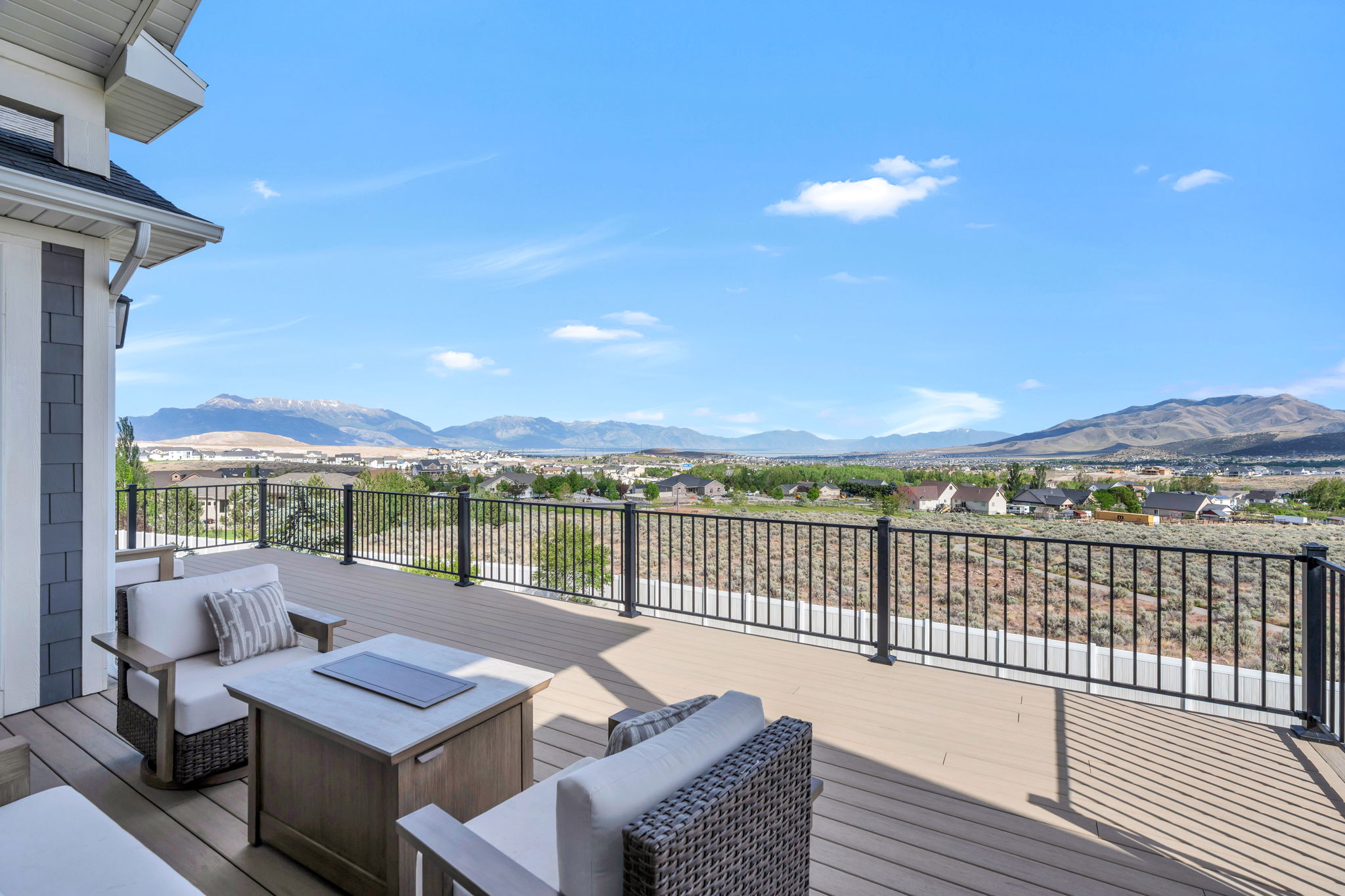 Expansive outdoor deck with composite decking and metal railings