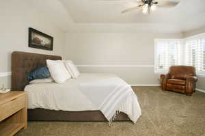 Tray ceiling with central ceiling fan fixture