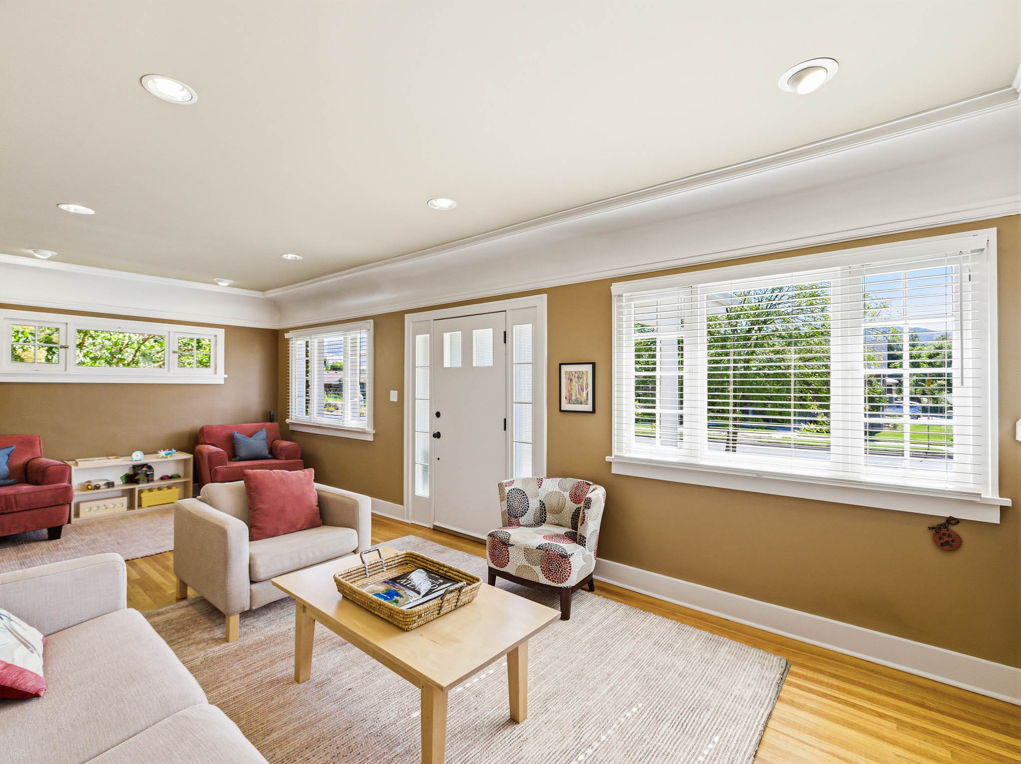 Living area with wood-finish flooring, recessed lighting, and crown molding
