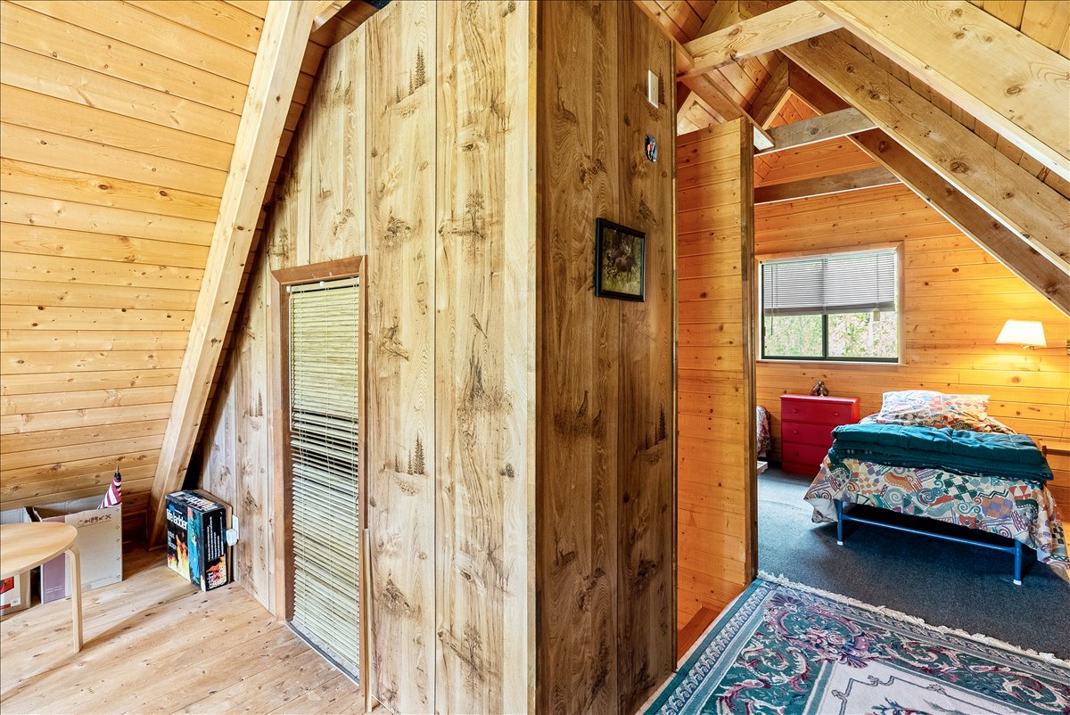 Loft area with 2 beds