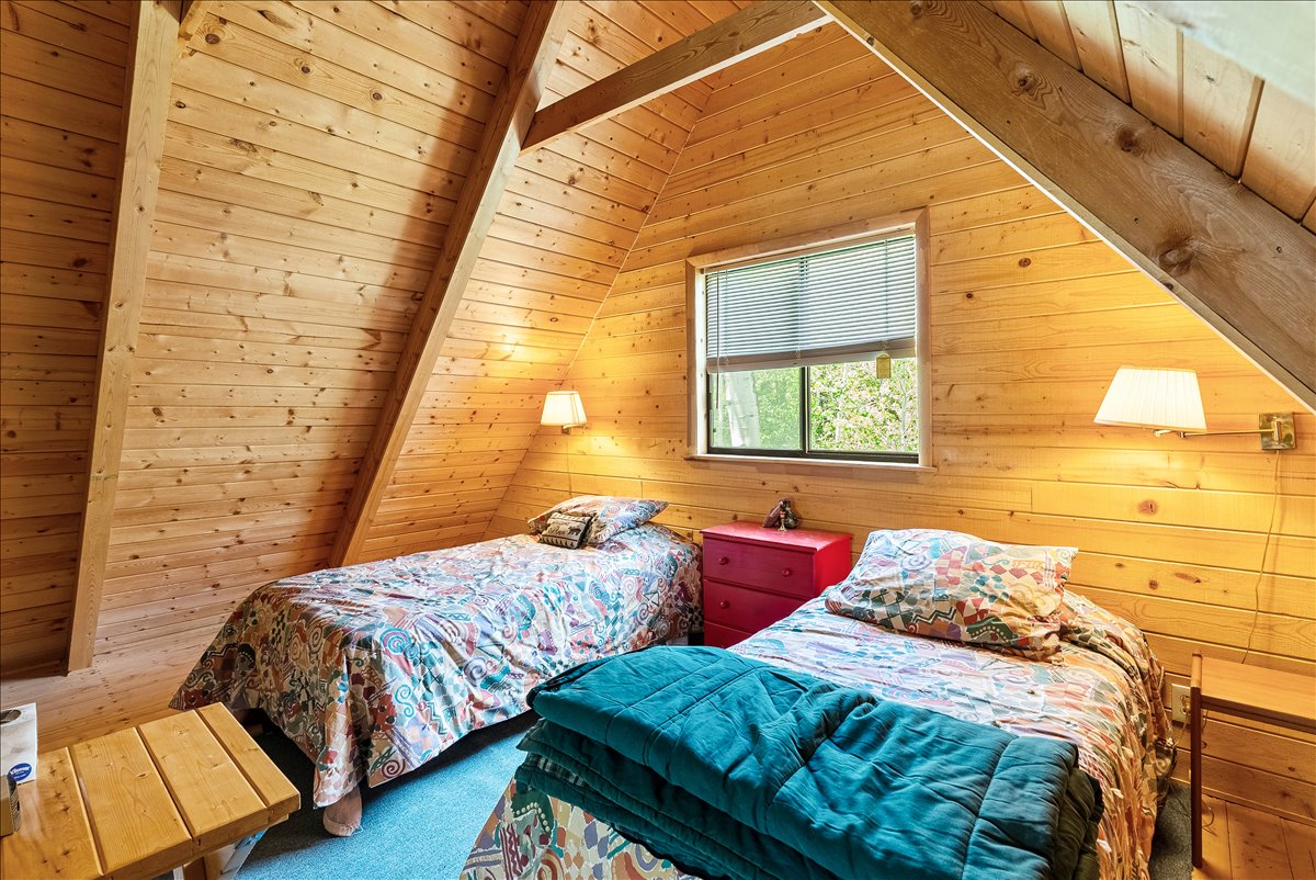 Loft area with 2 beds