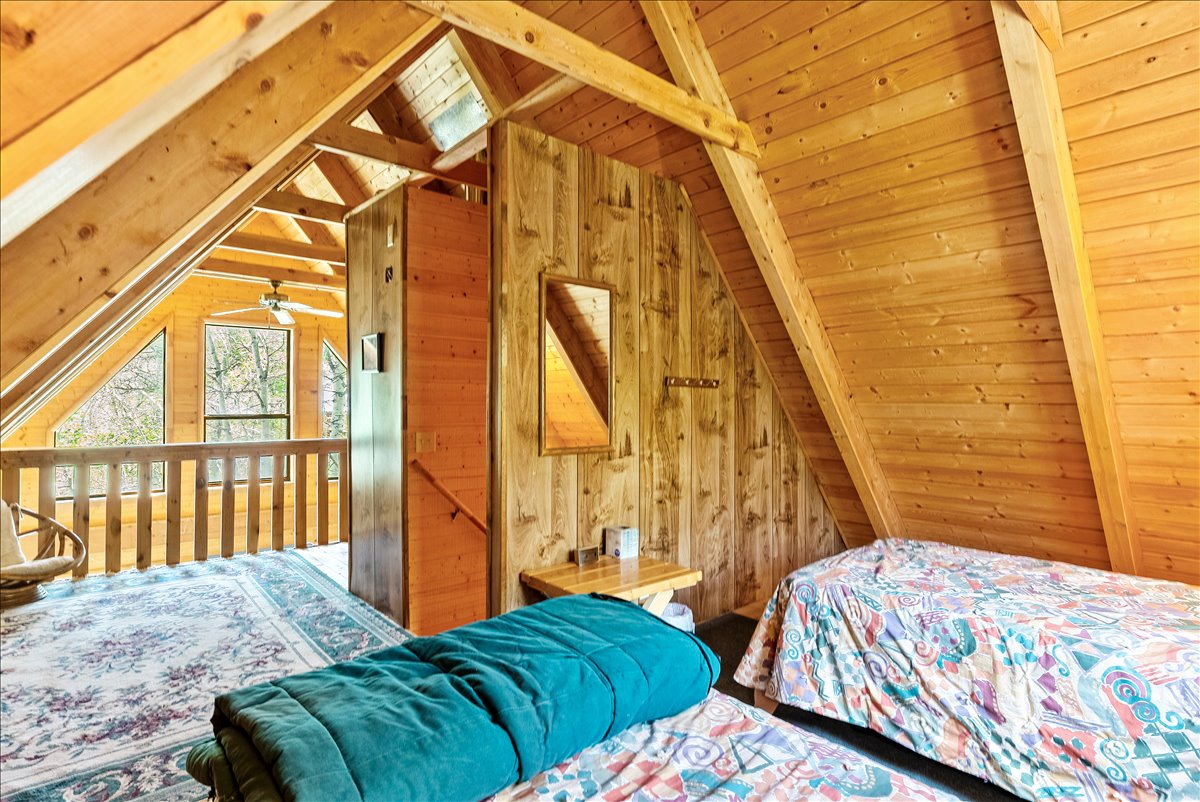 Loft area with 2 beds