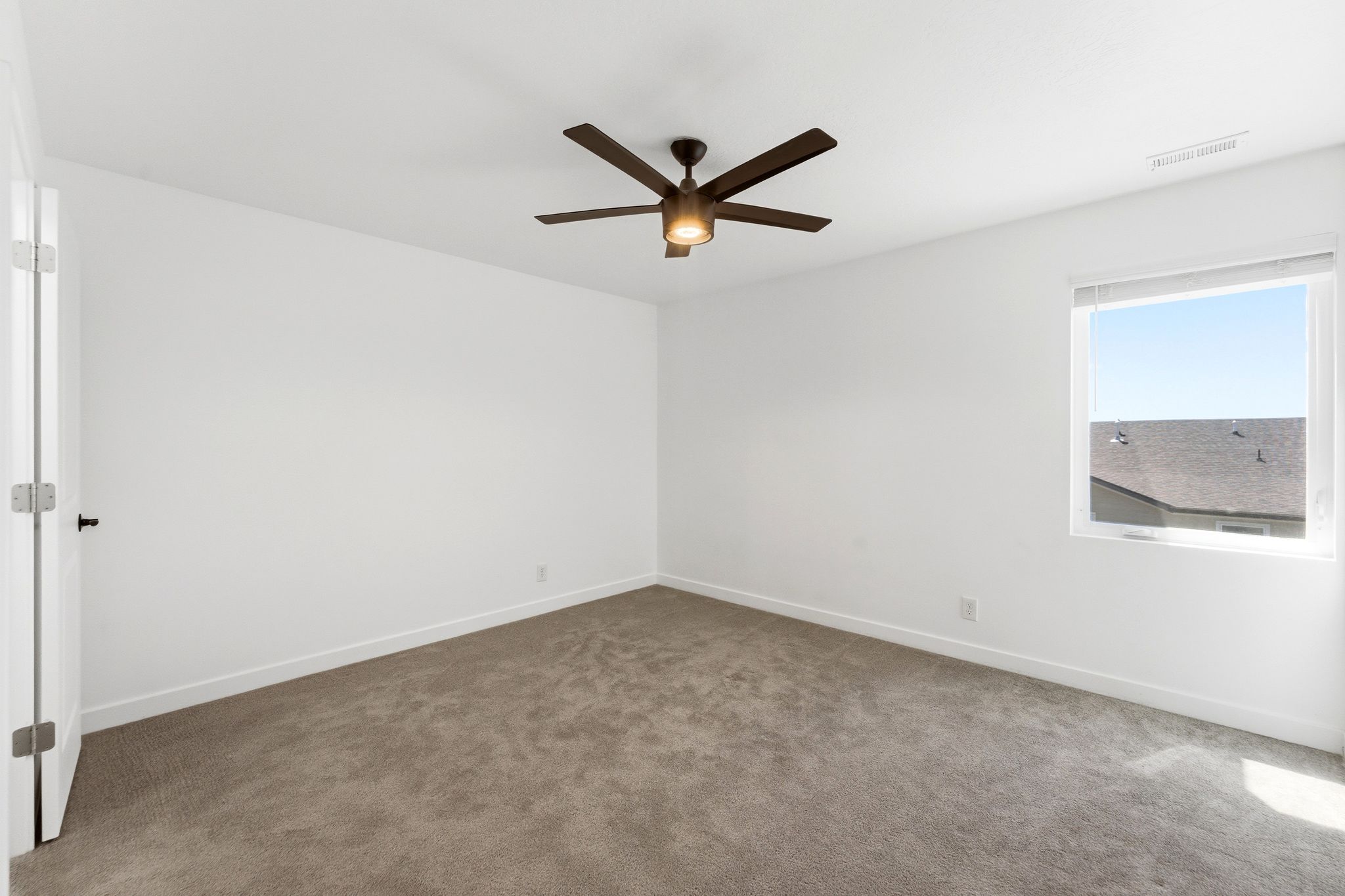Neutral wall tones with carpet flooring