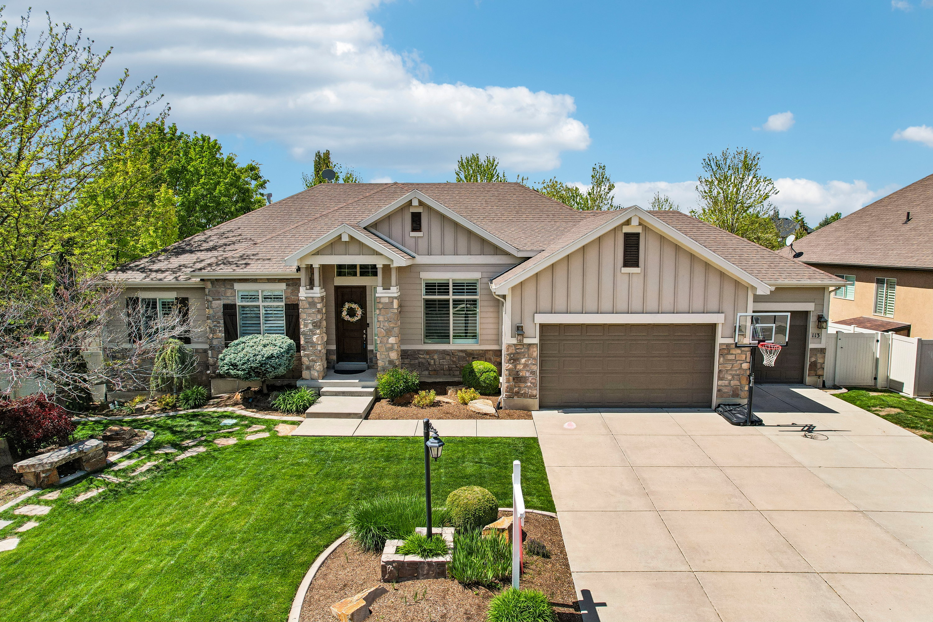 Ranch-style residence featuring a stone and siding facade