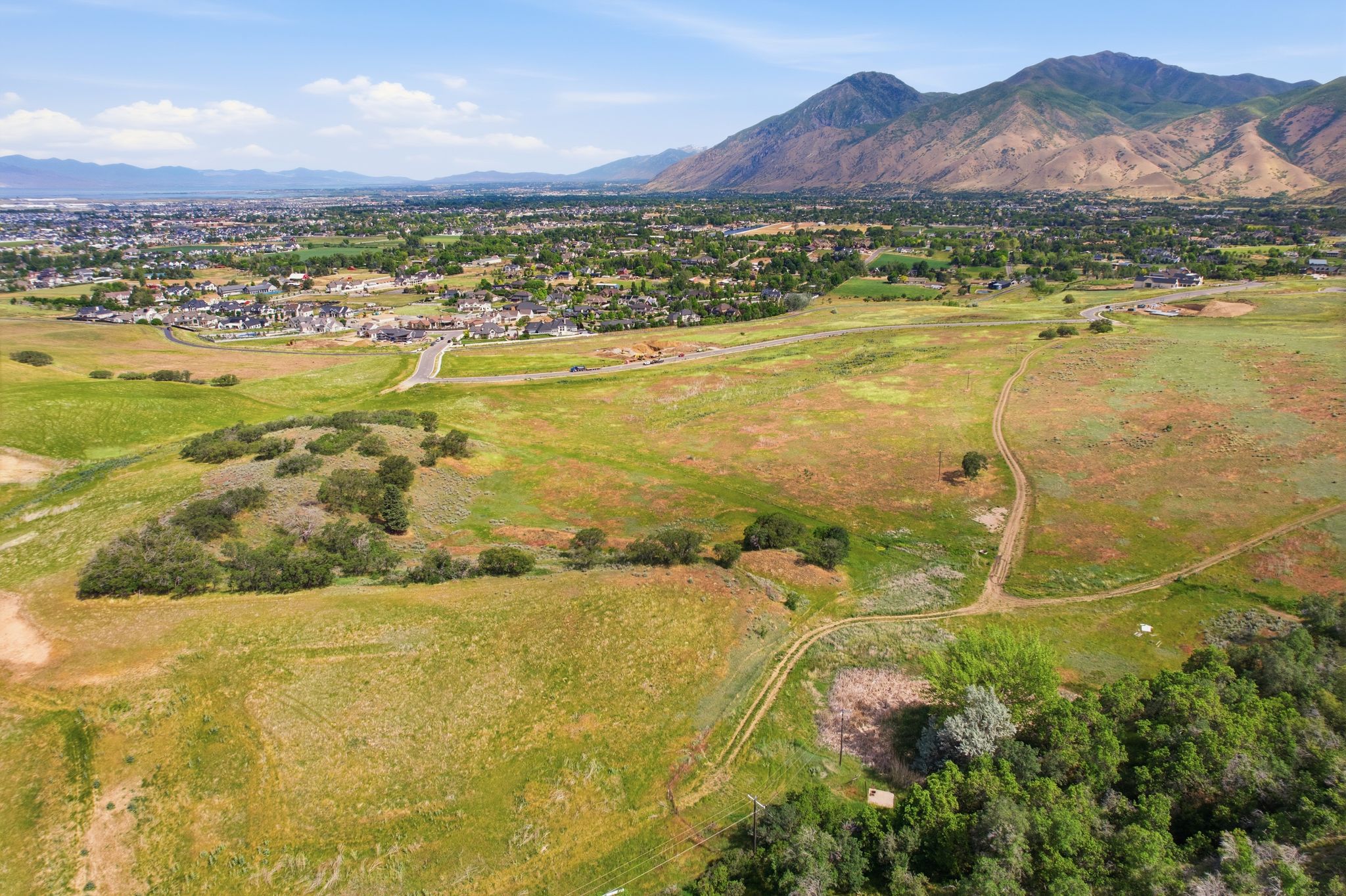 Expansive acreage featuring natural landscaping and mountain backdrops