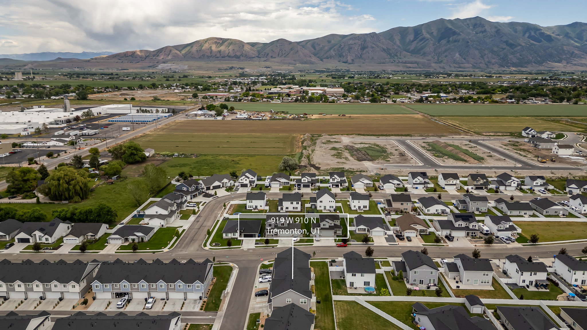 Aerial perspective highlighting a residential development with mountain scenery