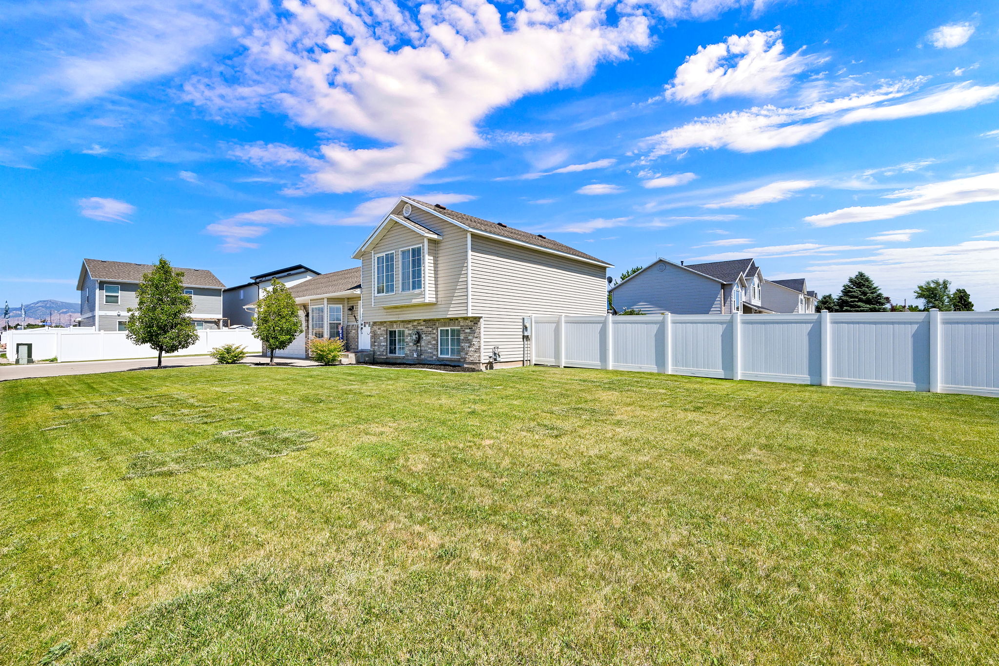 Expansive front yard featuring a manicured lawn