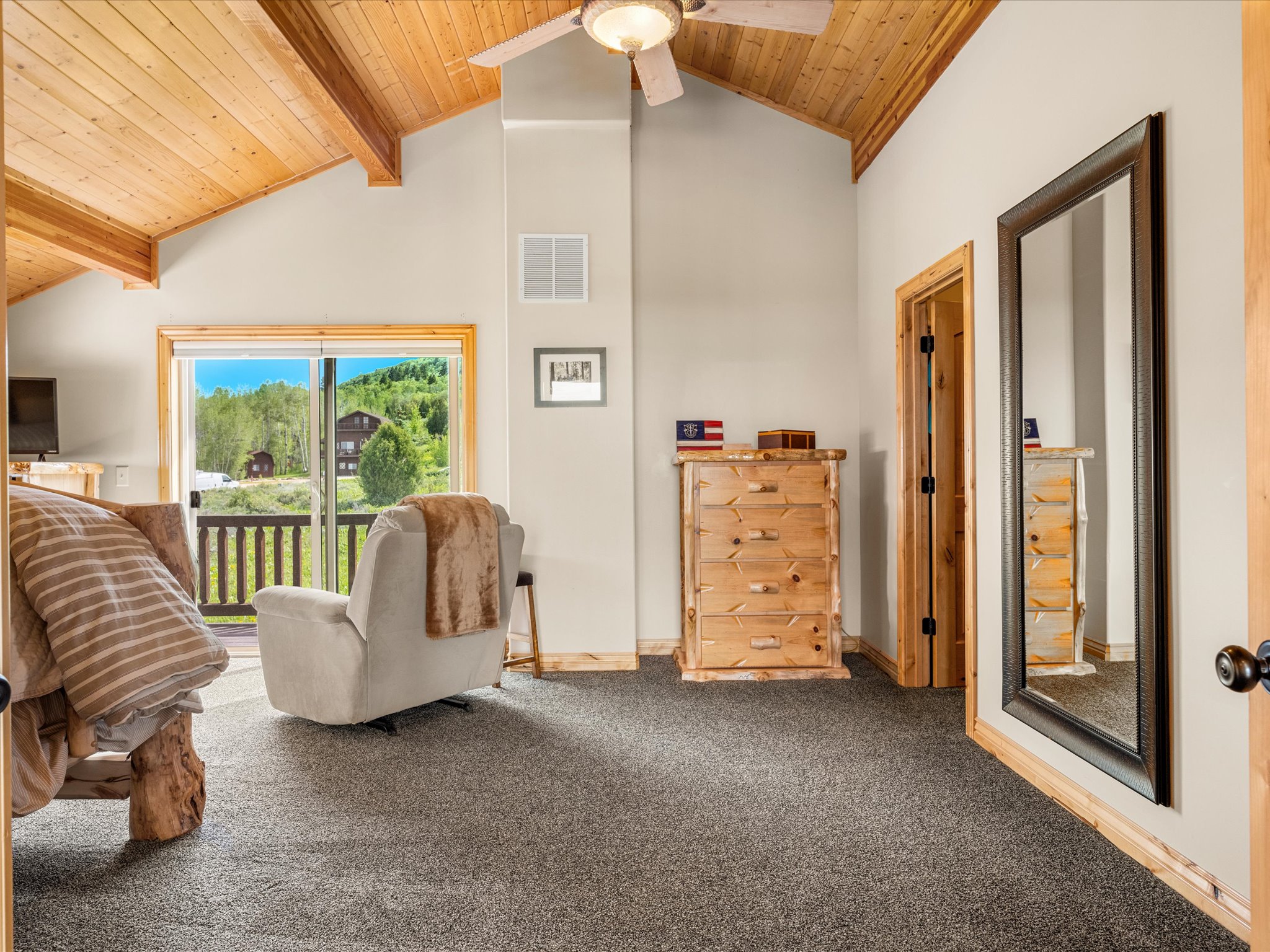 ensuite featuring vaulted wood-paneled ceiling with exposed beams and a ceiling fan