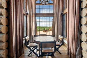 Vaulted ceiling with large picture windows and grid-pattern glass