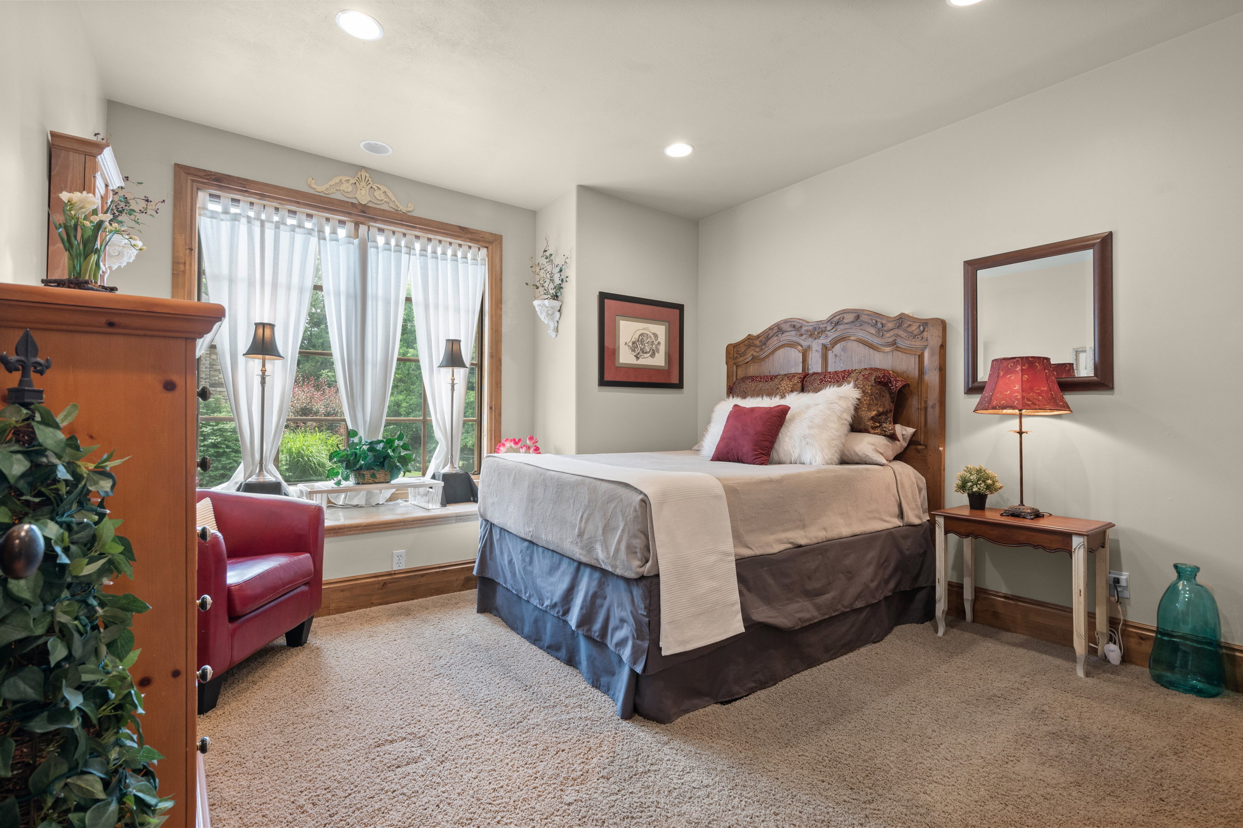 Guest Bedroom (with queen size bed)
