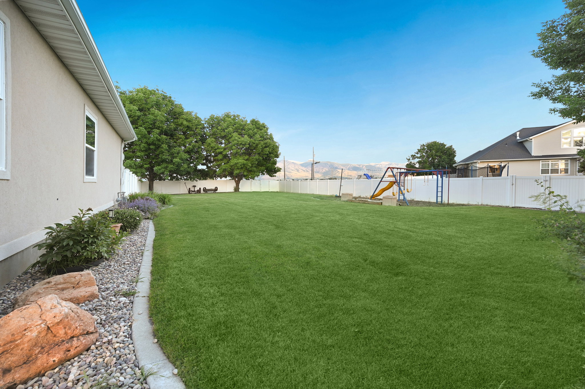 Fully fenced side yard