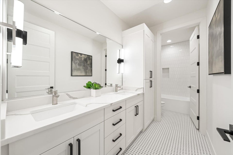 Dual vanity with integrated sinks and quartz countertops