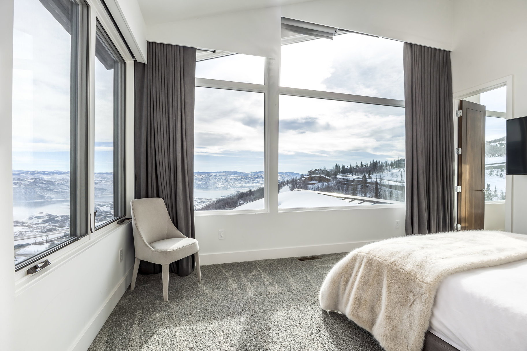 Floor-to-ceiling windows with expansive scenery