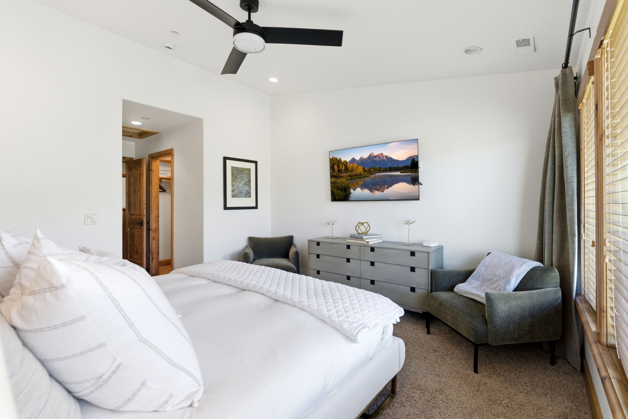 Recessed lighting illuminating a spacious room with a ceiling fan