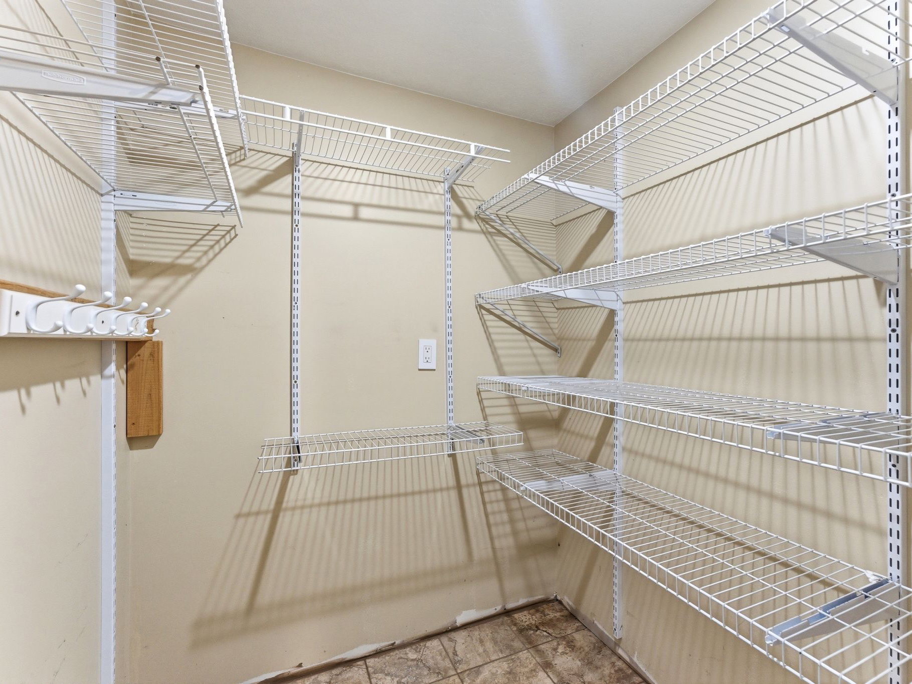 Customizable wire shelving system with multiple tiers