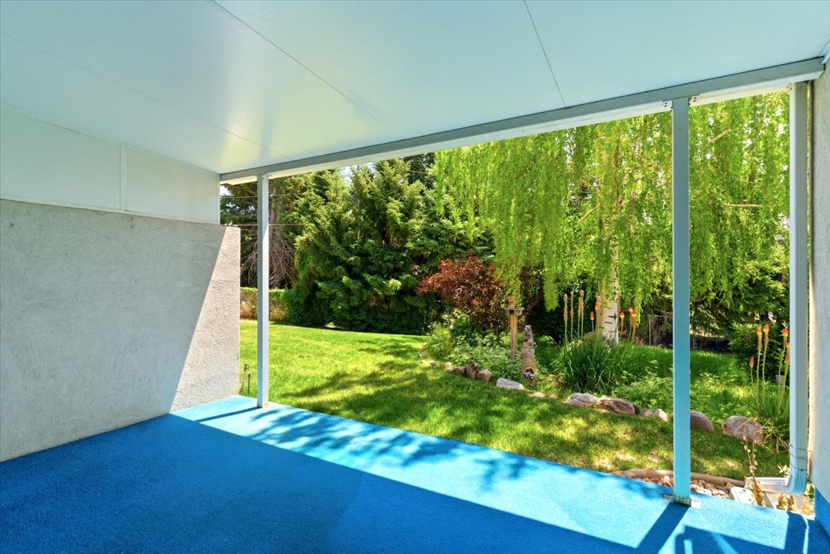 Covered patio with blue outdoor carpeting