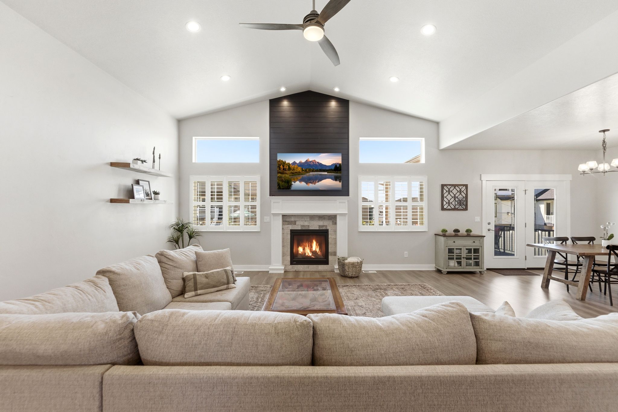 Open floor plan, lots of light!