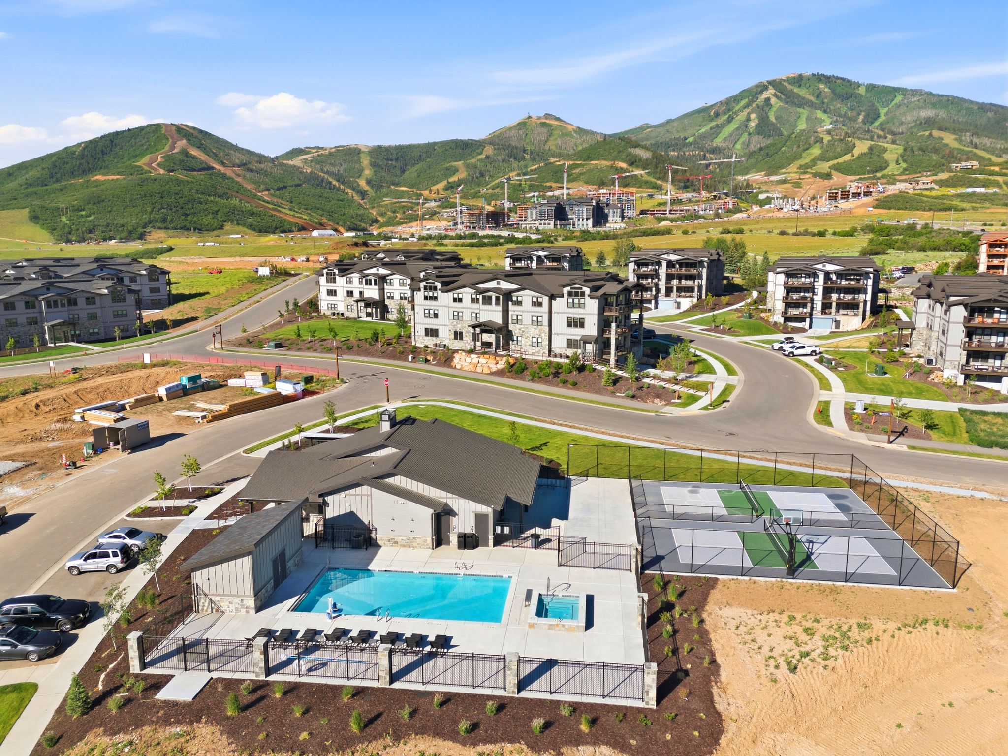 Community amenities featuring a swimming pool, hot tub, and sports court