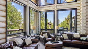 Expansive window wall with multiple large panes