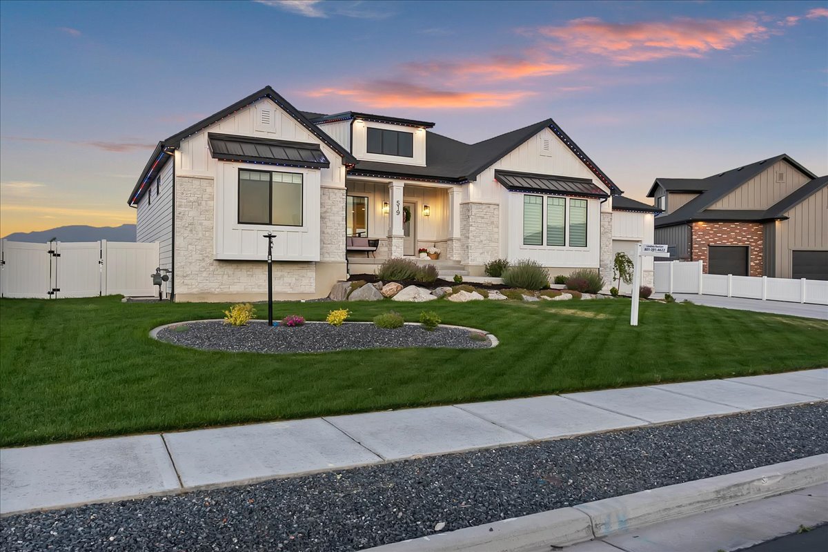 Exterior Showing off Glow lights