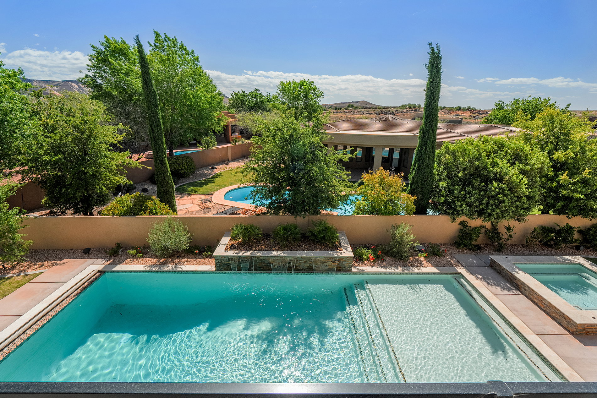 Main pool with integrated spa and sun shelf