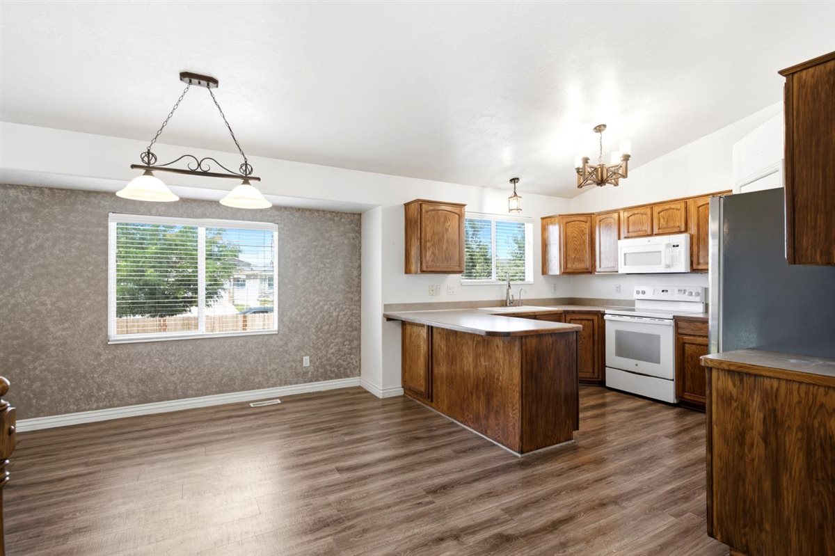 Kitchen/Dining Area