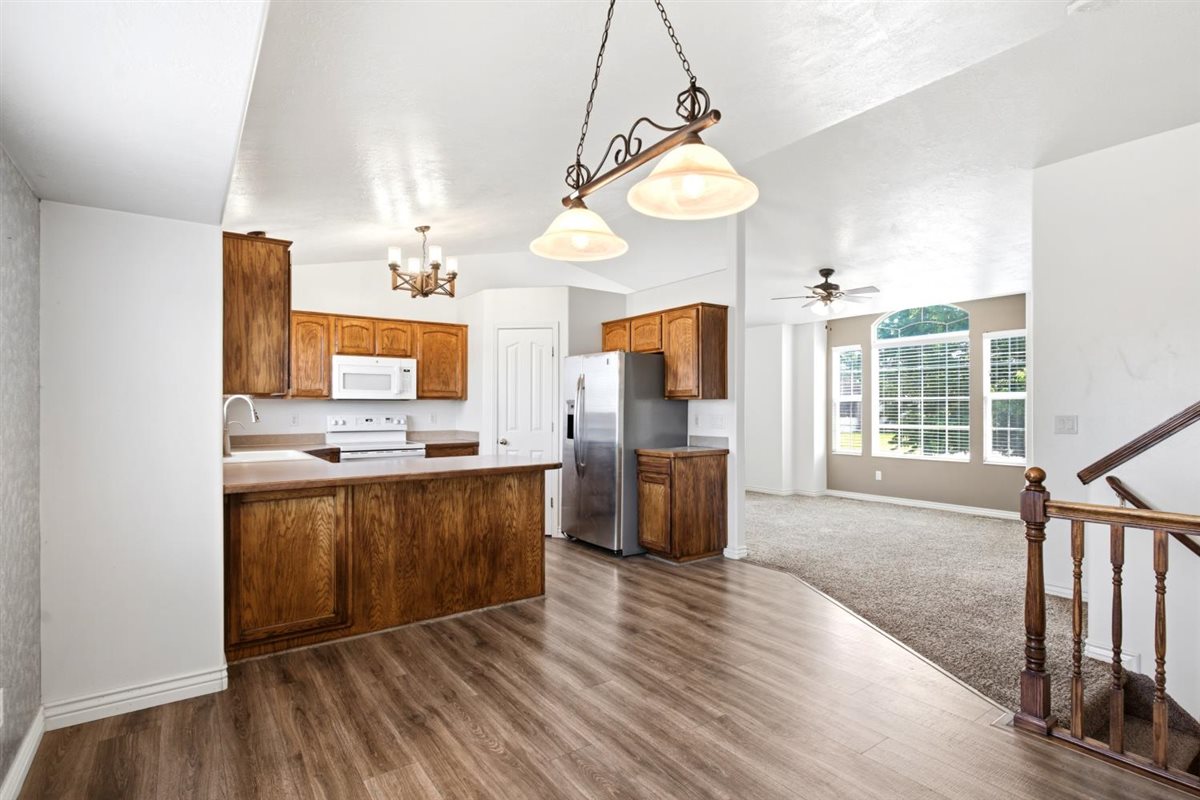 Kitchen/Dining Area