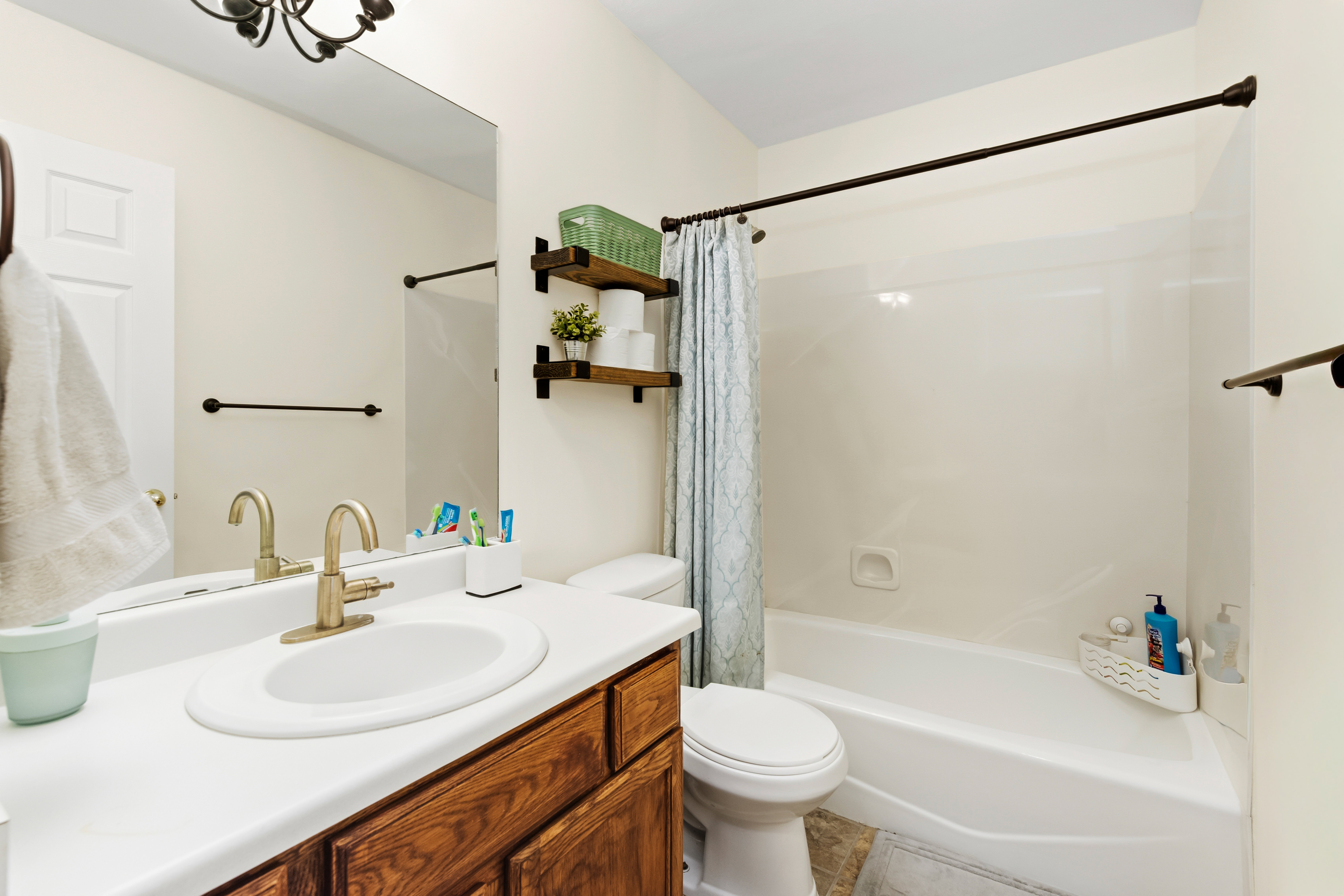 Main level full bathroom with tile surround