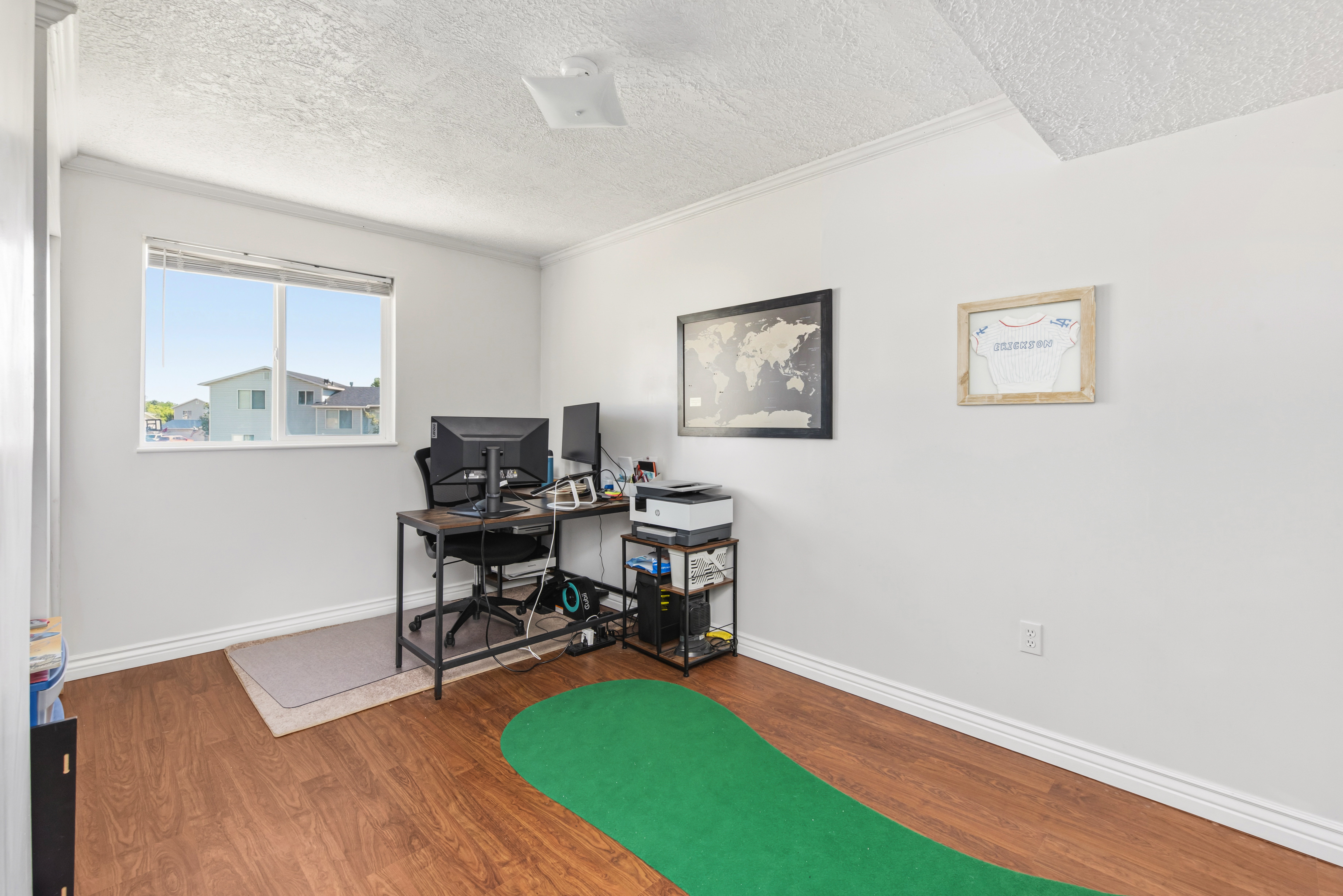 perfect room for an office or an extra bedroom space