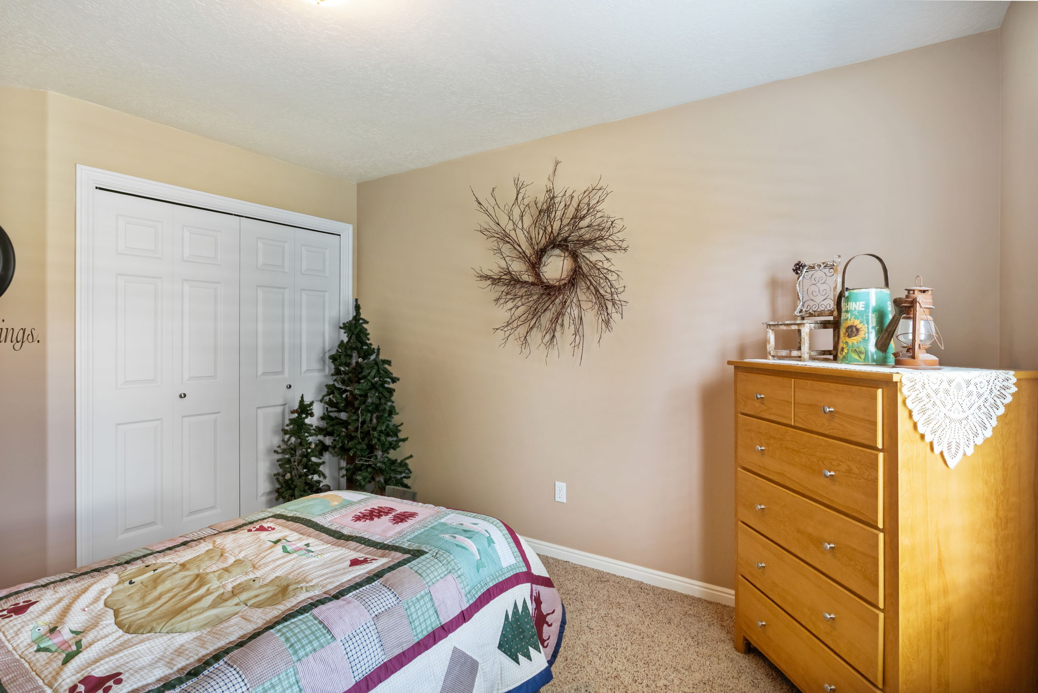 Guest bedroom featuring neutral-toned walls and plush carpeting