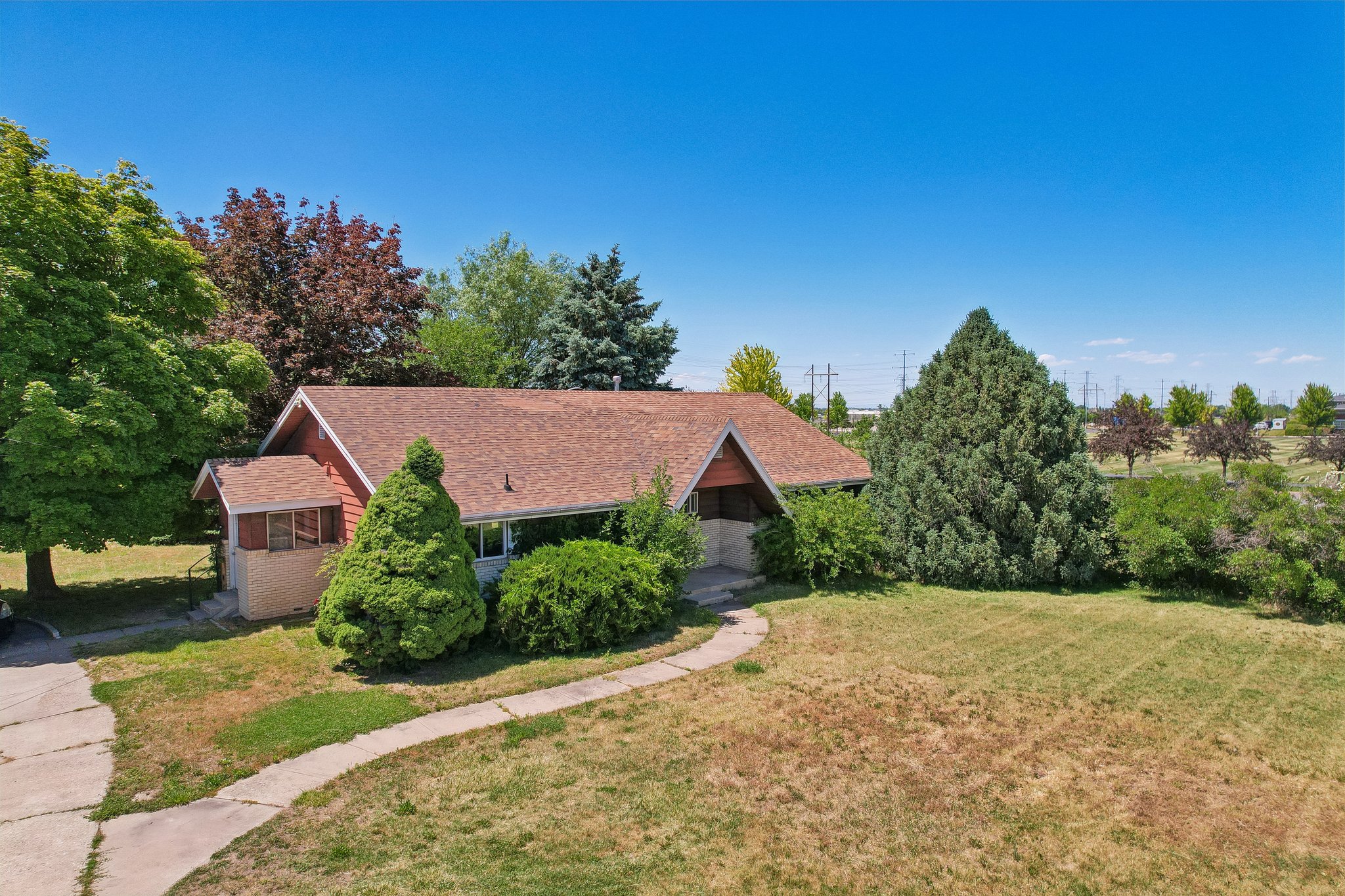 Ranch-style residence featuring a prominent gabled roof and a screened-in porch