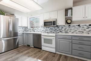 Open kitchen floorplan with quartz counter tops and tile backsplash!