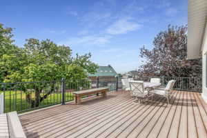 Spacious outdoor deck with built in benches.