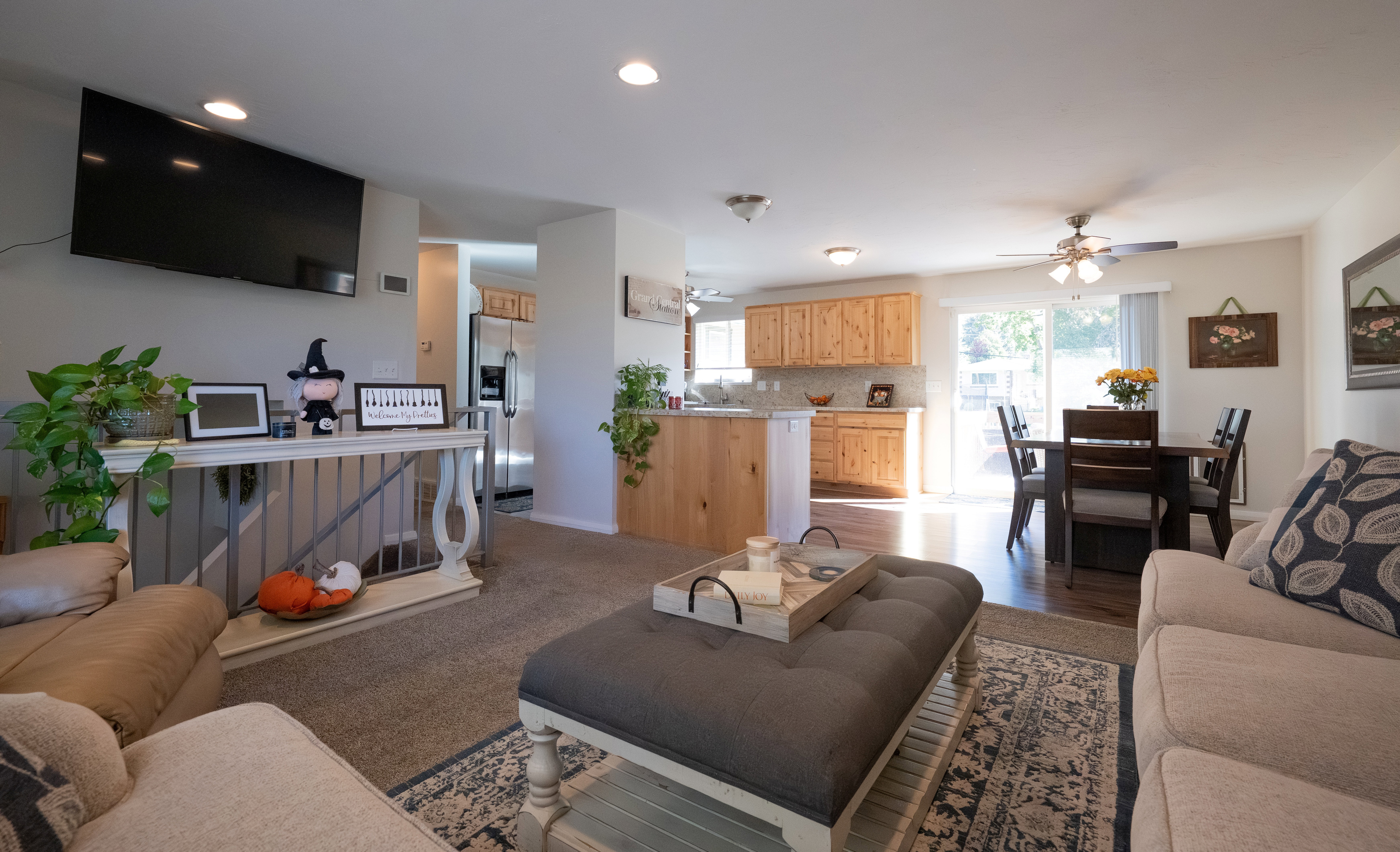 Open-concept living space featuring recessed lighting, a ceiling fan, and wood-finish flooring in the dining area