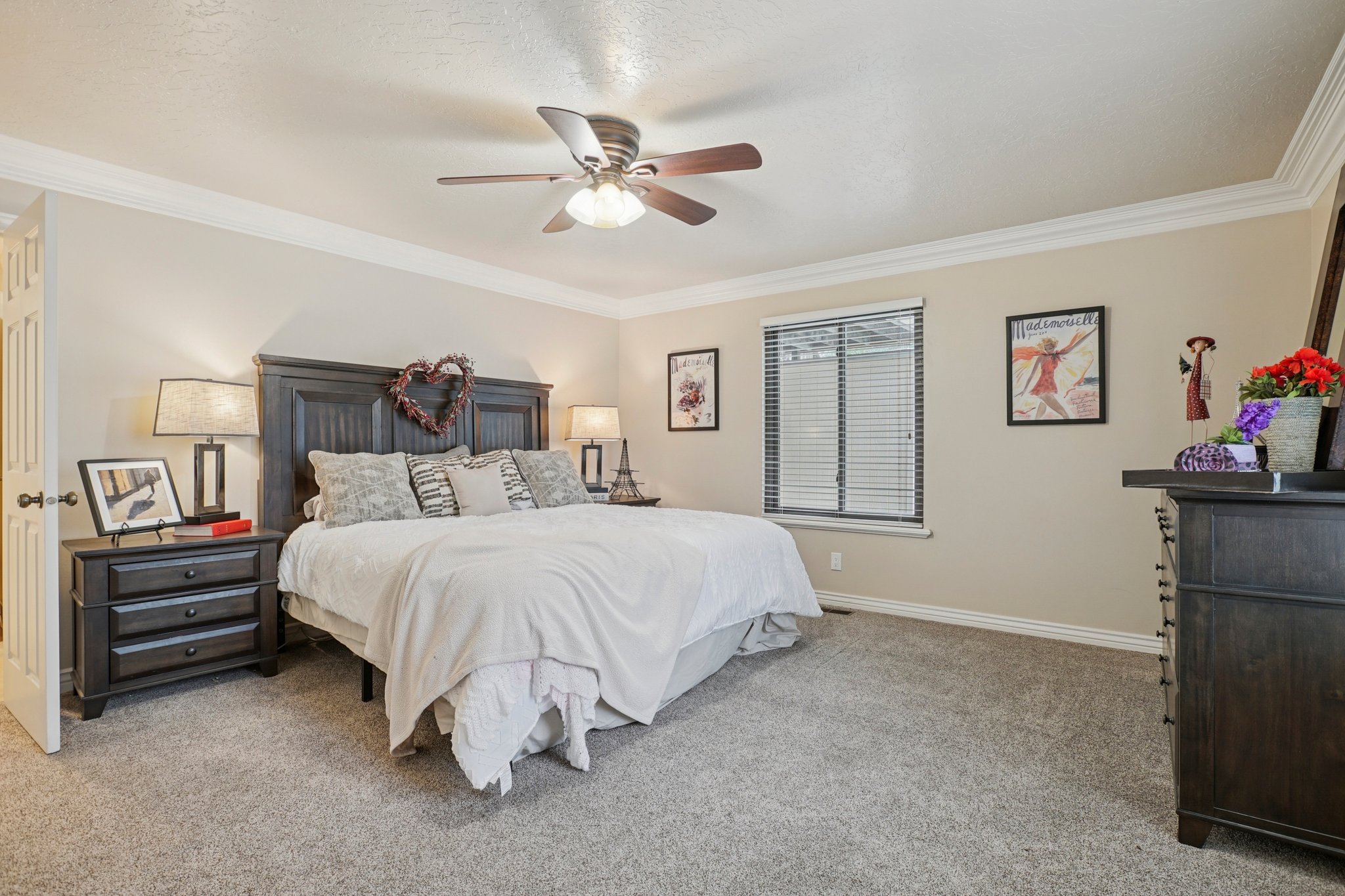 Spacious room featuring neutral wall tones and crown molding