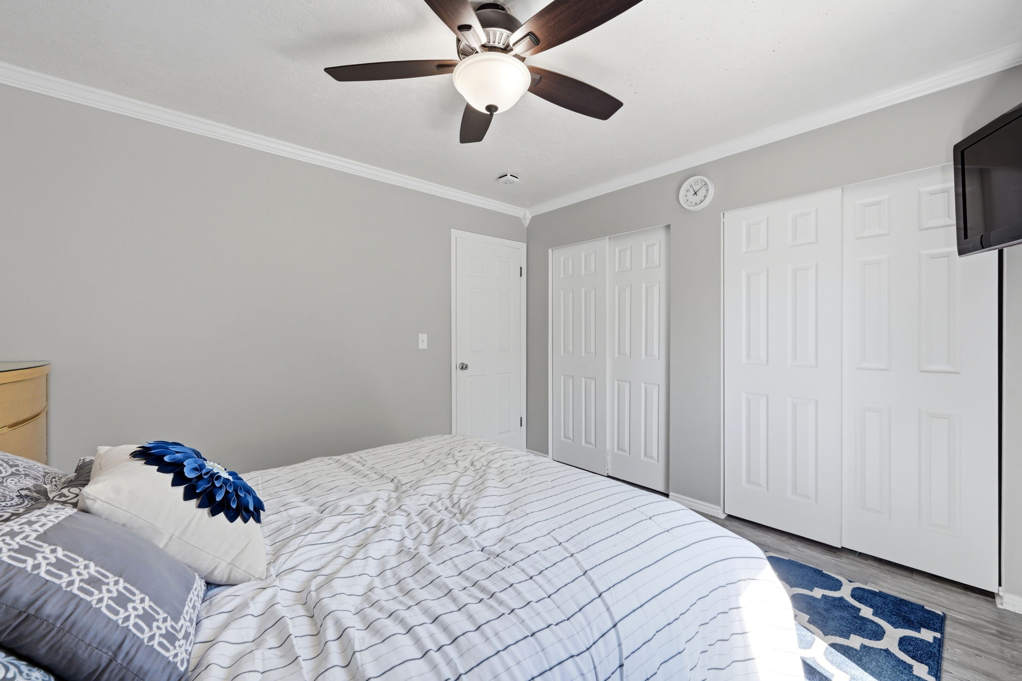 Interior room featuring crown molding and light gray walls