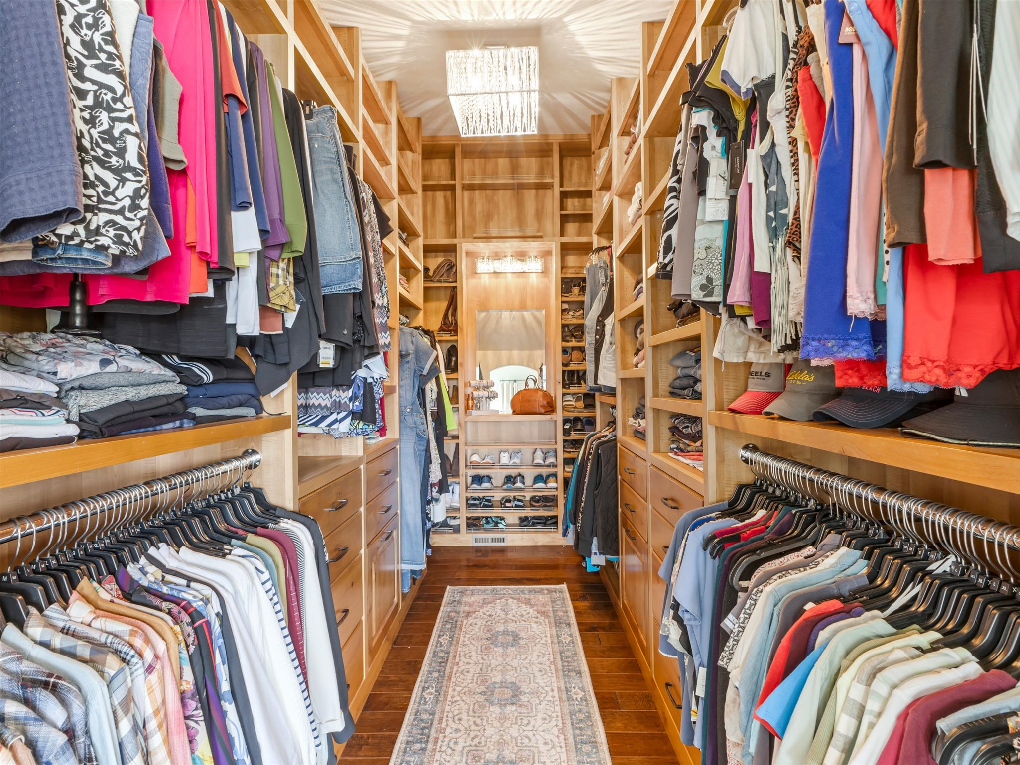 Primary suite walk in closet